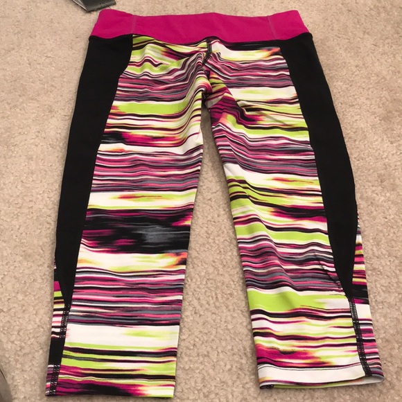 1 Hour NWT Nike fushia & black capri workout pants - Picture 6 of 7